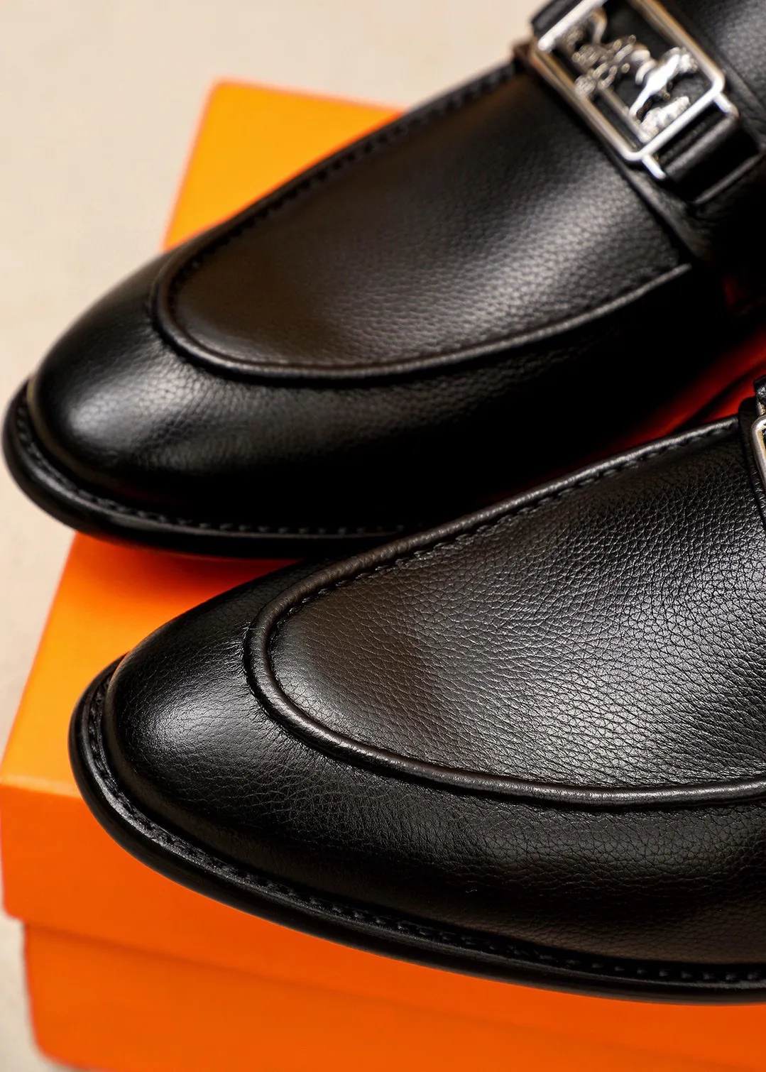 Men's shoes 💰480 💐 Product trademark: HERMES "Hermès" casual leather shoes Regular size: 39-44 (38.45.46🉑️Customized) Product materials: Selected imported first-layer pebbled calfskin upper + classic hardware buckle, imported water-dyed 🐂 cowhide lining. Strong three-dimensional visual effect, combined outsole Color: 1⃣️color optional
